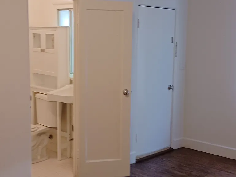 214 E Stocker St #B — Photo 5