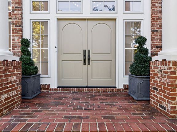 5th image of 209 Woodford Pl