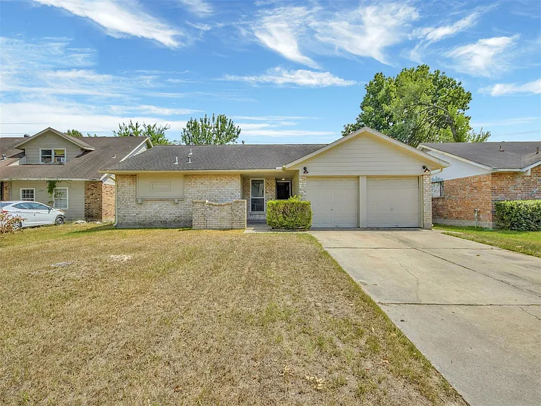 2311 Lemonwood Ln — Photo 1