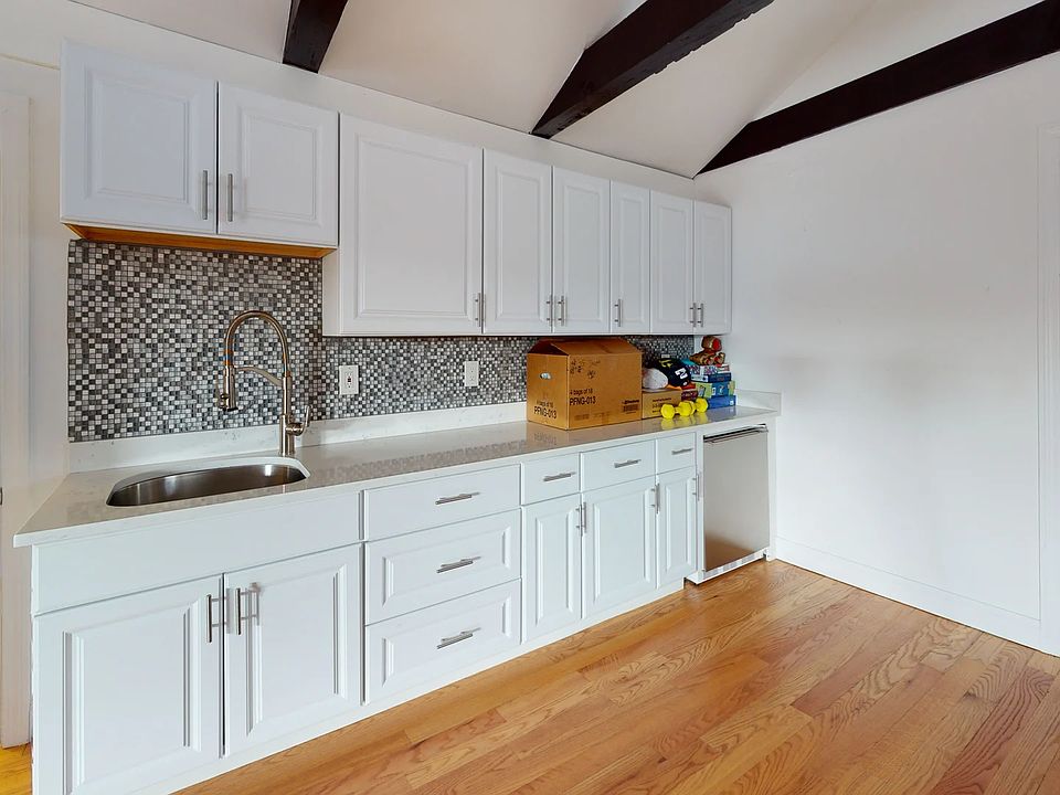 1st image of 34 Broadlawn Park Floor 1