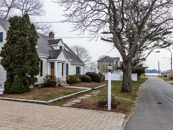 44 Willard Avenue
