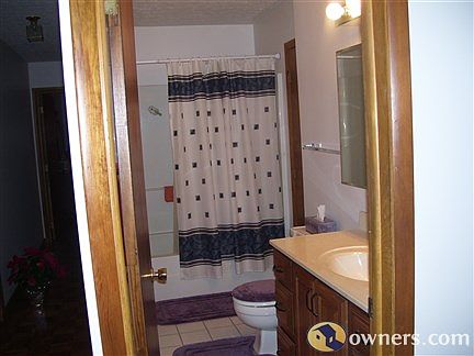 Guest bath with bath tub