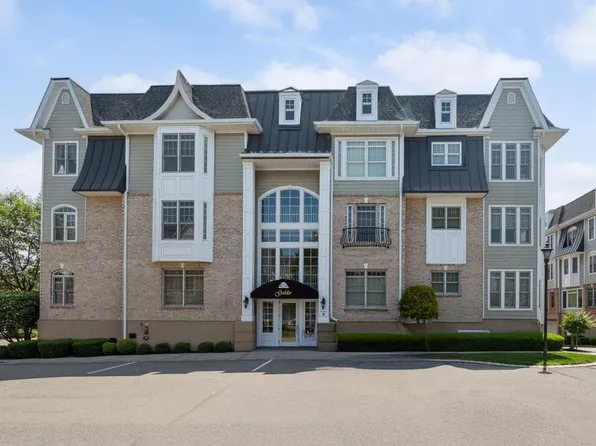 494 Pacing Way #301C, Westbury, NY 11590