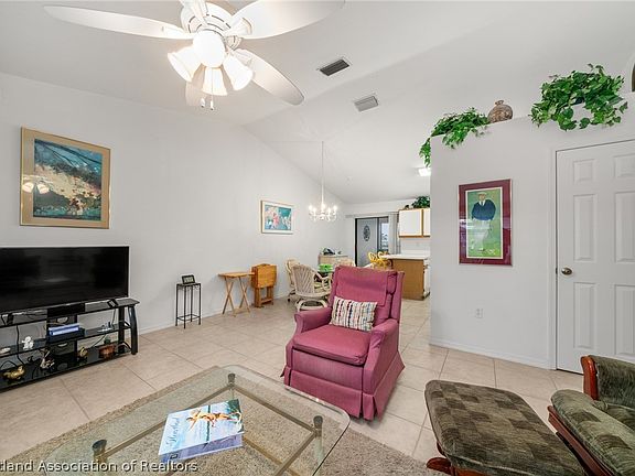 3rd image of 1107 Villaway W