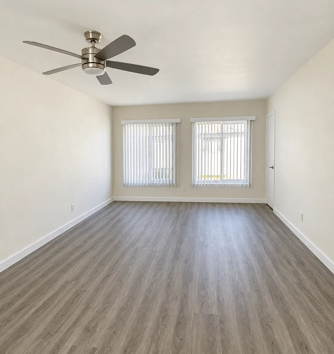 Updated 1 Bedroom With Stone Counters, Stainless Steel Appliances & On-Site Laundry! — Photo 1