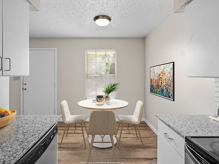 605 W Hutchison — Photo 10