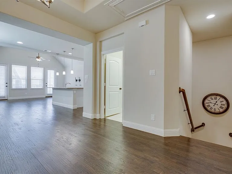 4221 Broadway Ave — Photo 9