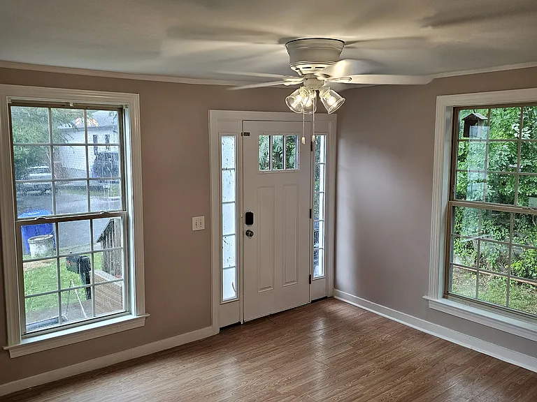300 Knolls St — Photo 4