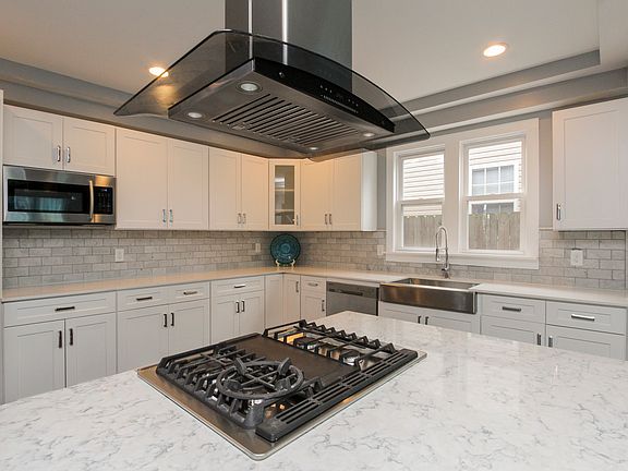 Modern gas range & hood!