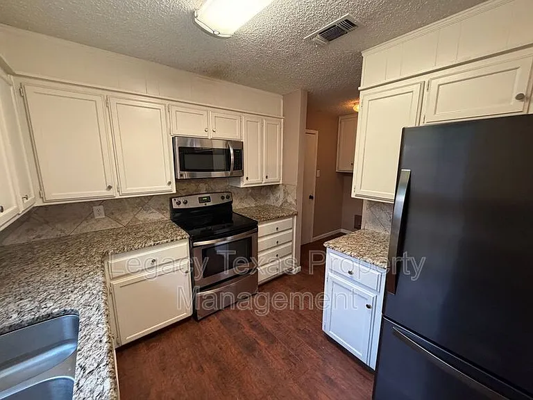513 Willow Cir W — Photo 3