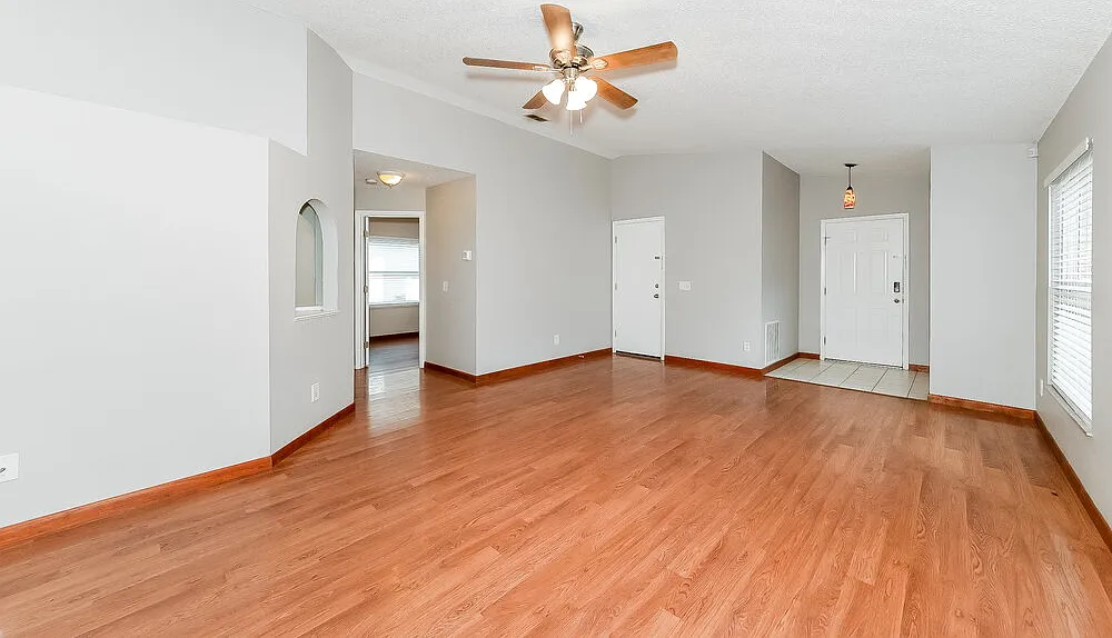 3 bed, 2.0 bath, 1319 sqft, $2,220 — Photo 3