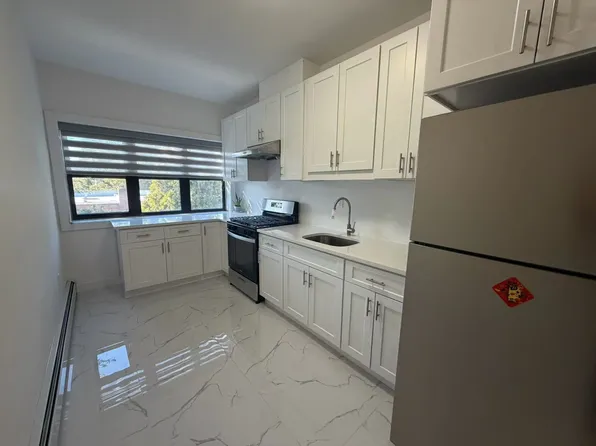 7160 163rd St, Fresh Meadows, NY 11365