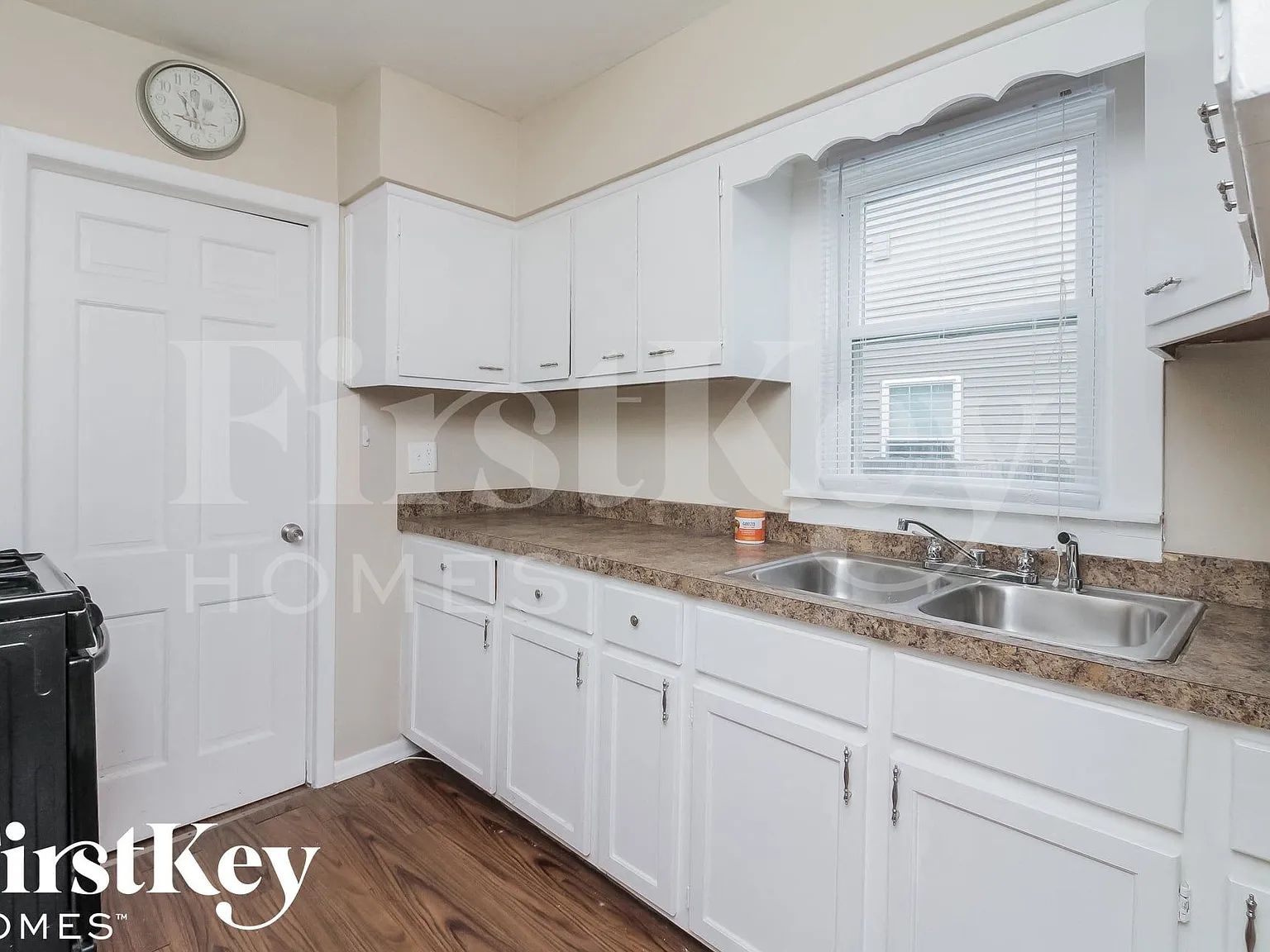 3 bed, 1.0 bath, 1008 sqft, $2,335 — Photo 4