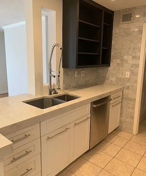 613 Granville Ct — Photo 2