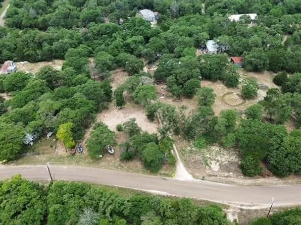 647 Hidden Oaks Dr, Elgin, TX 78621