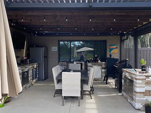 Full outdoor kitchen