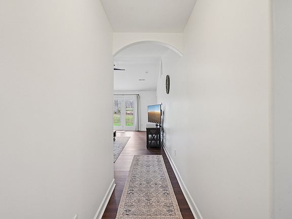 3rd image of 206 Hickory Pointe