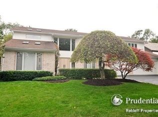 2819 Woodmere Dr, Northbrook, IL 60062