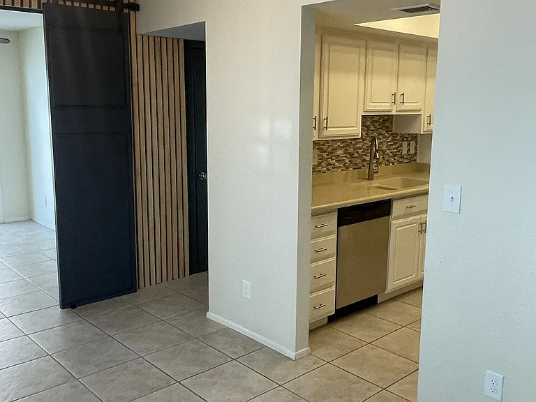 1014 E Michelle Dr — Photo 11