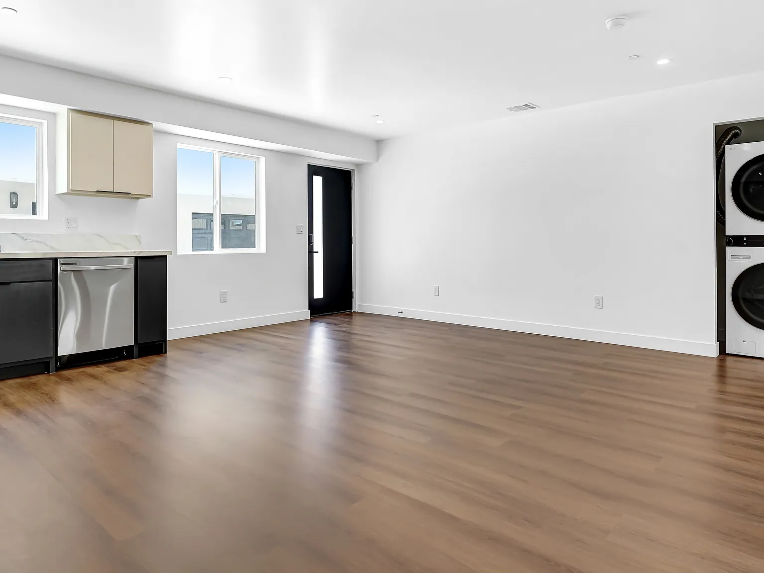3 bed, 1100 sqft, $3,450 — Photo 3