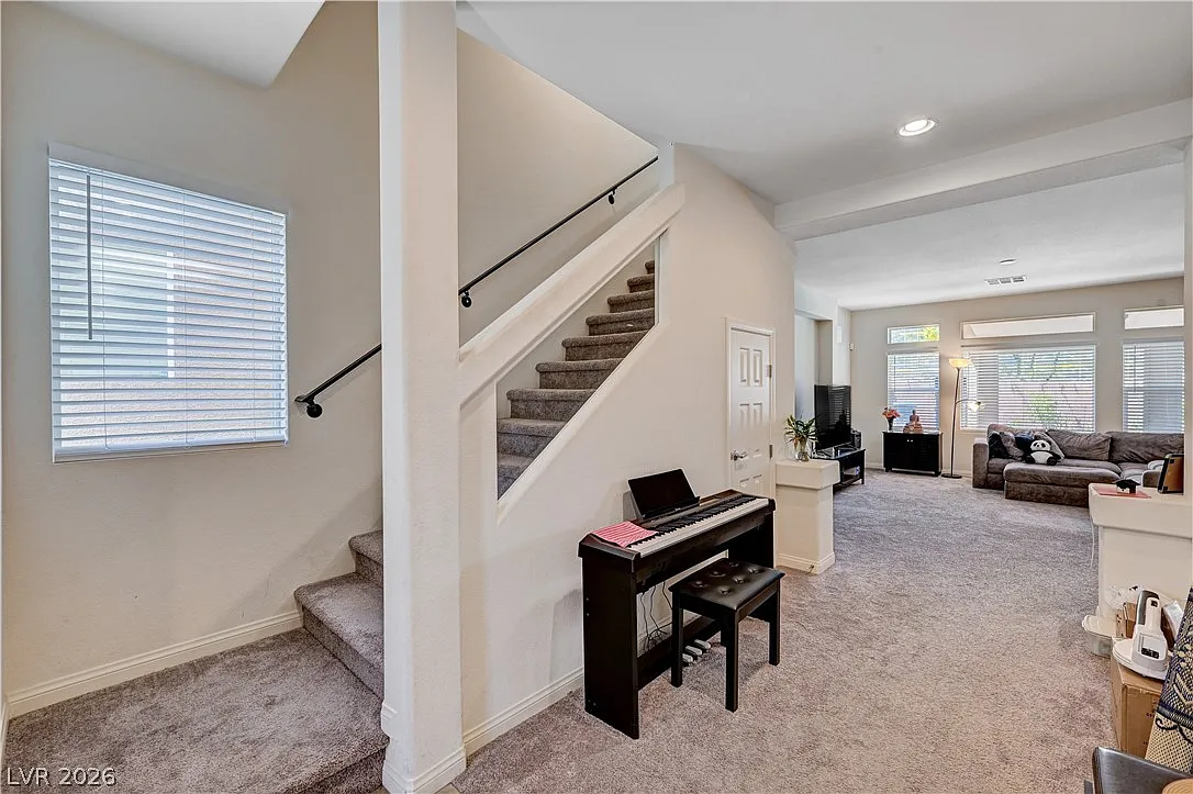 5 bed, 3.5 bath, 2751 sqft, $2,800 — Photo 2