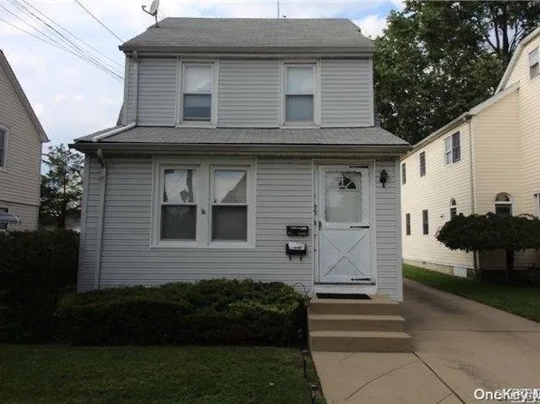 93 Lehigh St, Williston Park, NY 11596