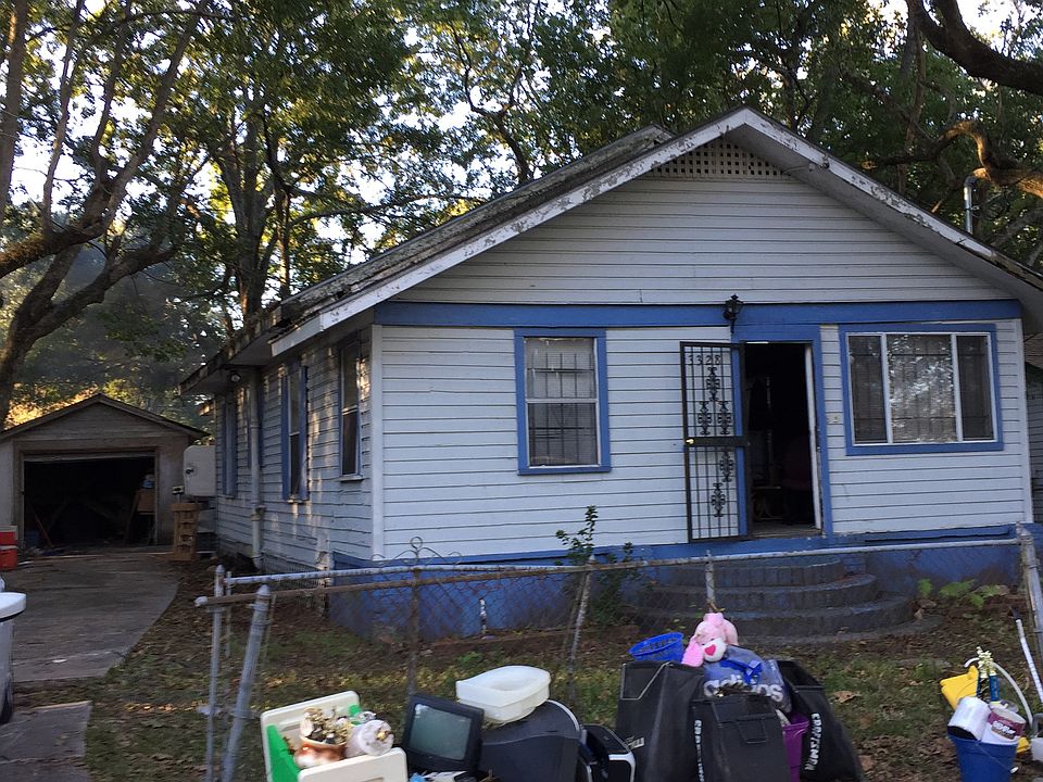 1st image of 3328 Dillon St