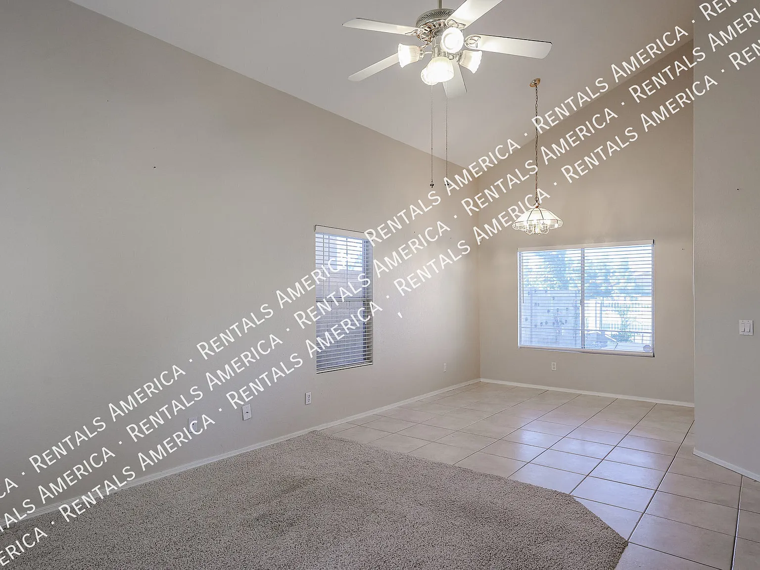 Elegant Glendale Waterfront Living — Photo 4