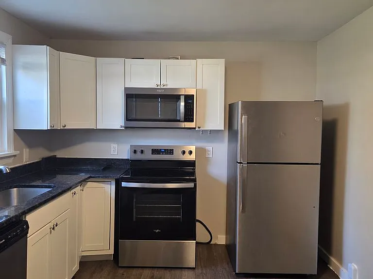1709 Everett St — Photo 9