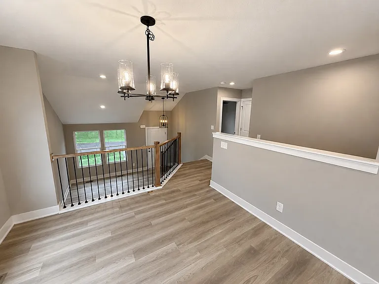 512 W Lawrence St — Photo 4