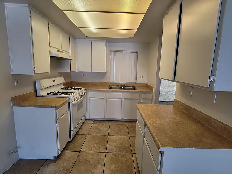 329 W 14th St #G — Photo 19