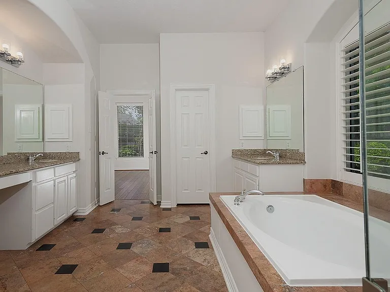11 N Lansdowne Cir — Photo 24
