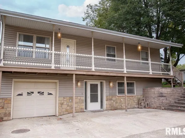 1004 S Main St, Eureka, IL 61530