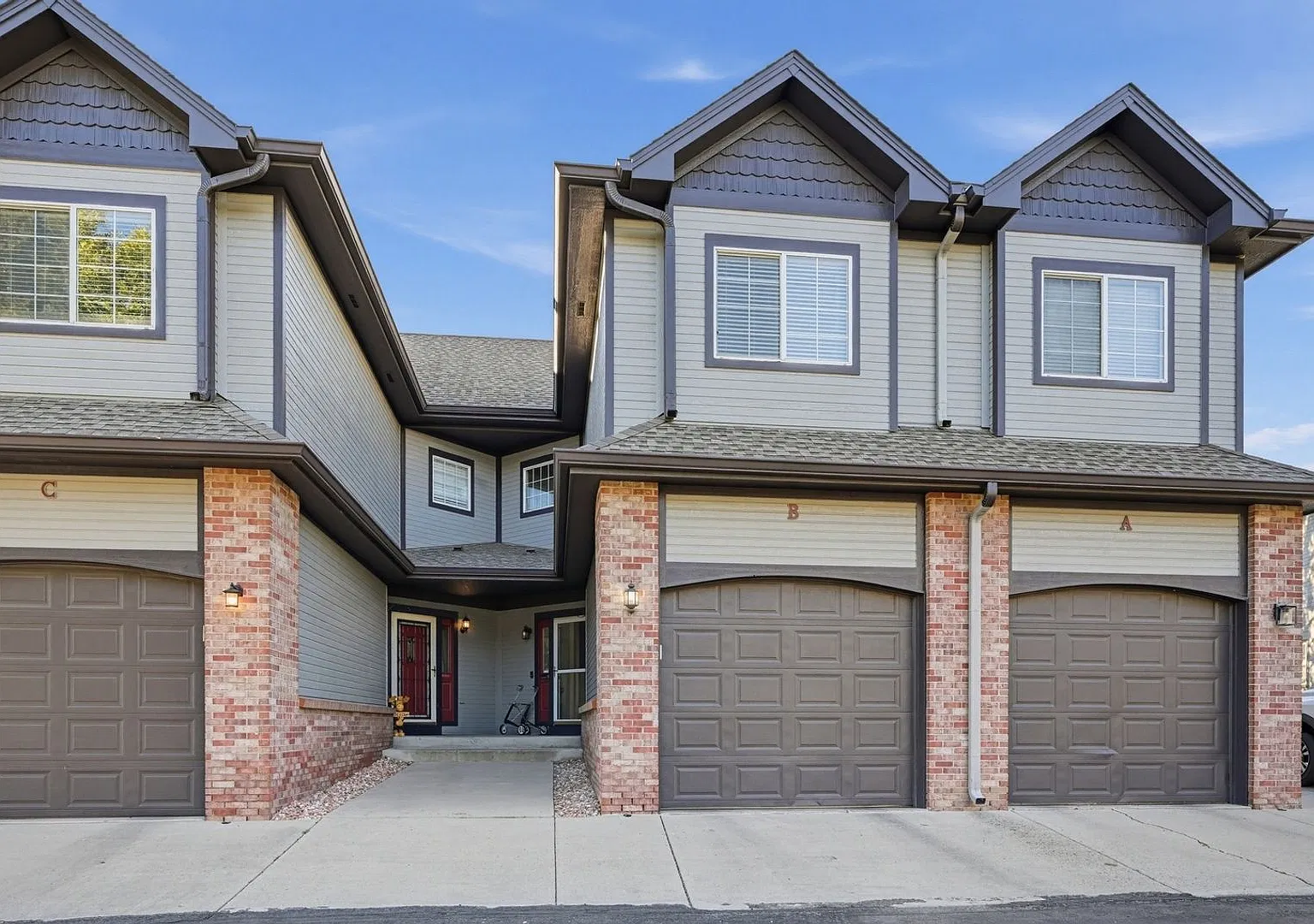 Charming 2BR 3.5 Bath Townhome in Arvada Next to Allendale Park — Photo 1