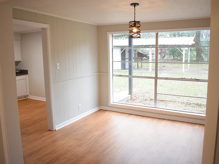 221 N Sanders St — Photo 11