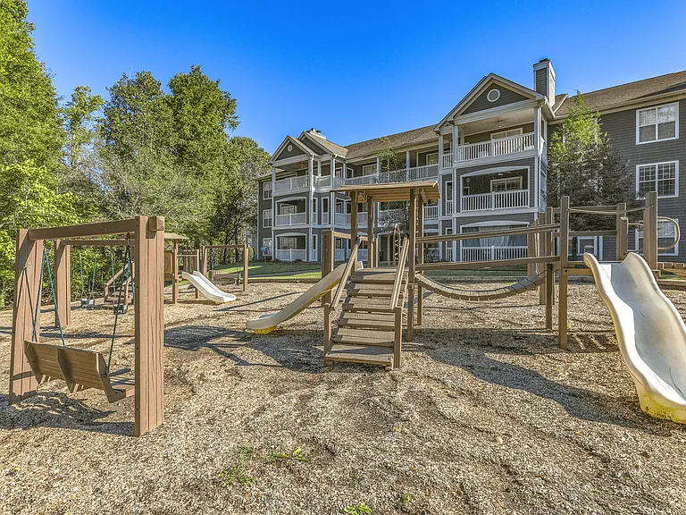 Elan at Mallard Creek Apartment Homes — Photo 32