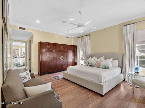 5th image of 794 W Beach Blvd