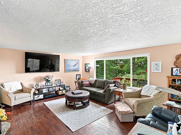 5th image of 640 Royal Dr