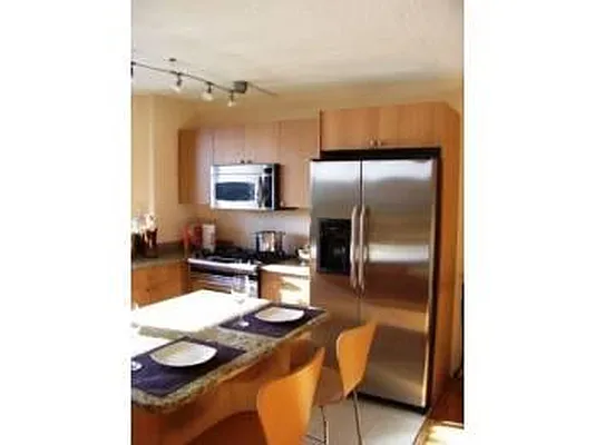 Sold by R New York | media 7