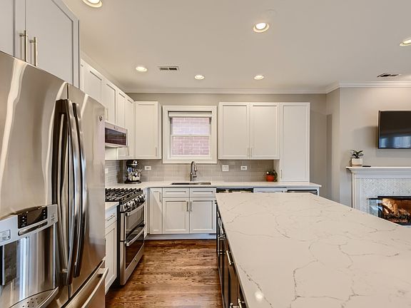 4th image of 2341 W Montrose Ave APT 3
