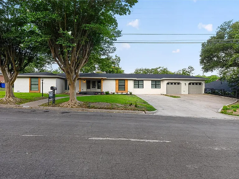 2808 Woodland Dr — Photo 2