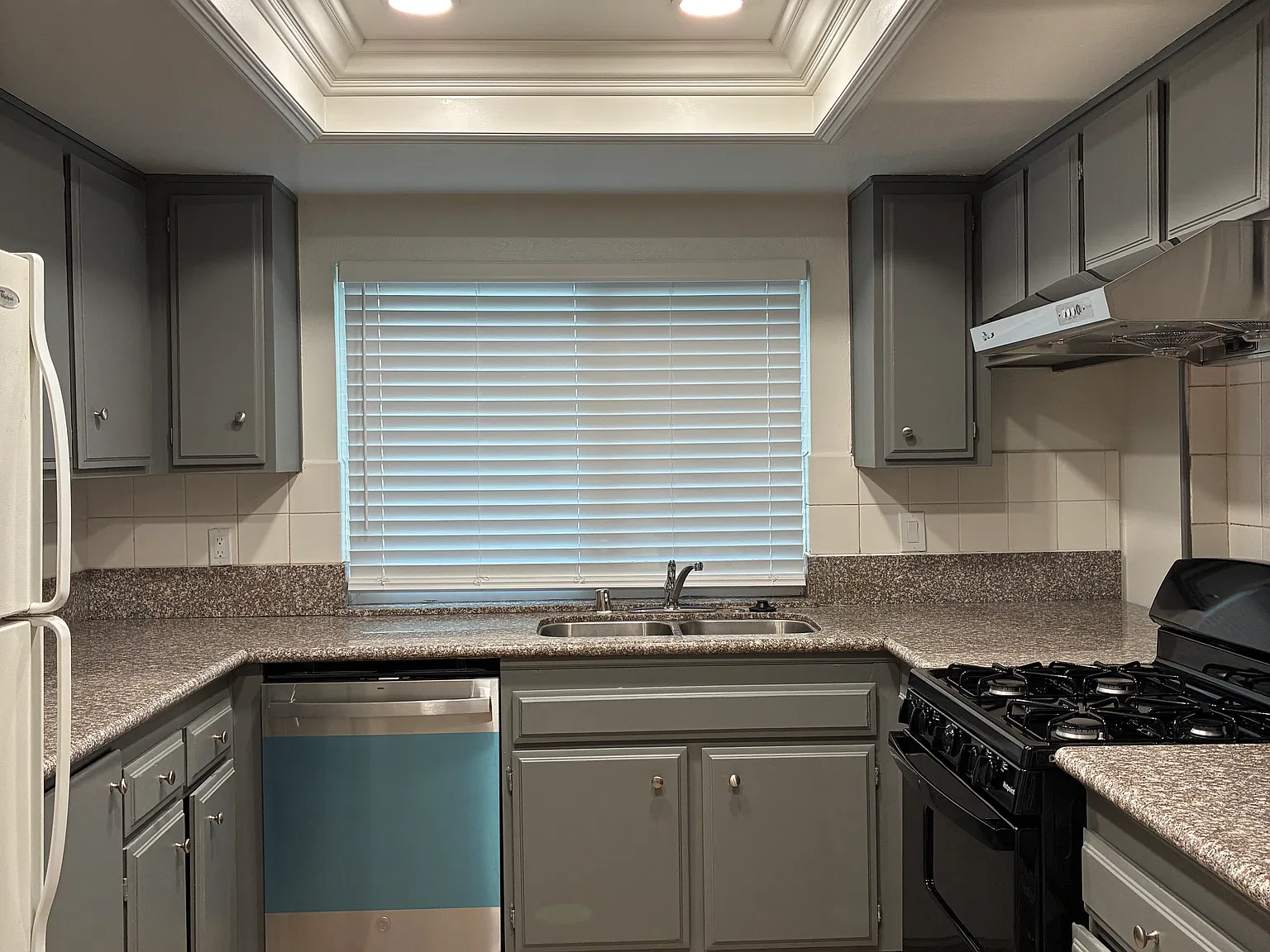 4 bed, 2.5 bath, 1571 sqft, $3,200 — Photo 2