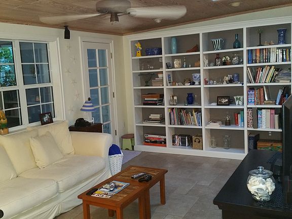 builtin bookcase-adj shelves