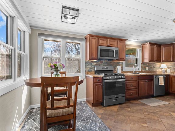 5th image of 406 Elm St