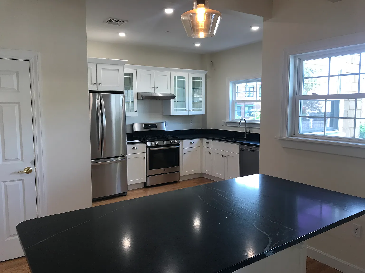3 bed, 1500 sqft, $1,150 — Photo 2