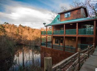 956 N Highland Dr, Gatlinburg, TN 37738