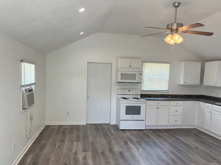 2702 S Brown Ave — Photo 2
