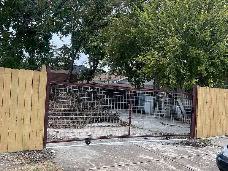1102 W Agarita Ave — Photo 3