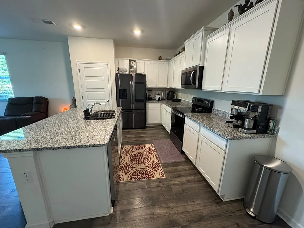 3 bed, 3.0 bath, 1806 sqft, $2,600 — Photo 3