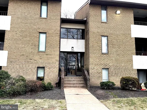 527 Florida Ave APT 103, Herndon, VA 20170